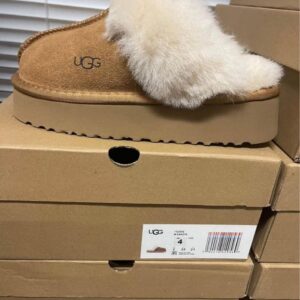 Ugg Slippers & Boots Premium Footwear Load Liquidation Pallet — liquidation pallet photo 2