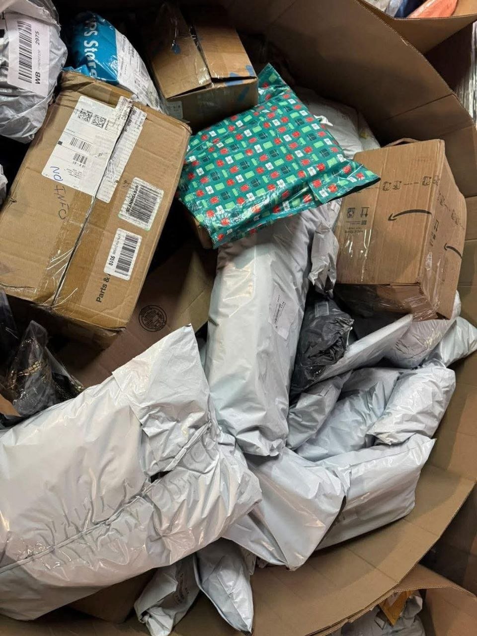 mal2 Fresh Premium Mail Load Liquidation Pallet — liquidation pallet photo 3