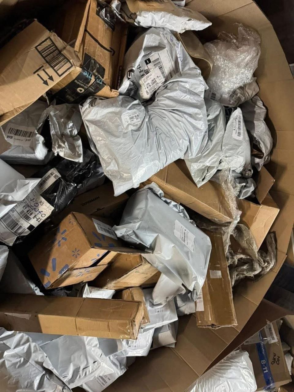 mal3 Fresh Premium Mail Load Liquidation Pallet — liquidation pallet photo 4