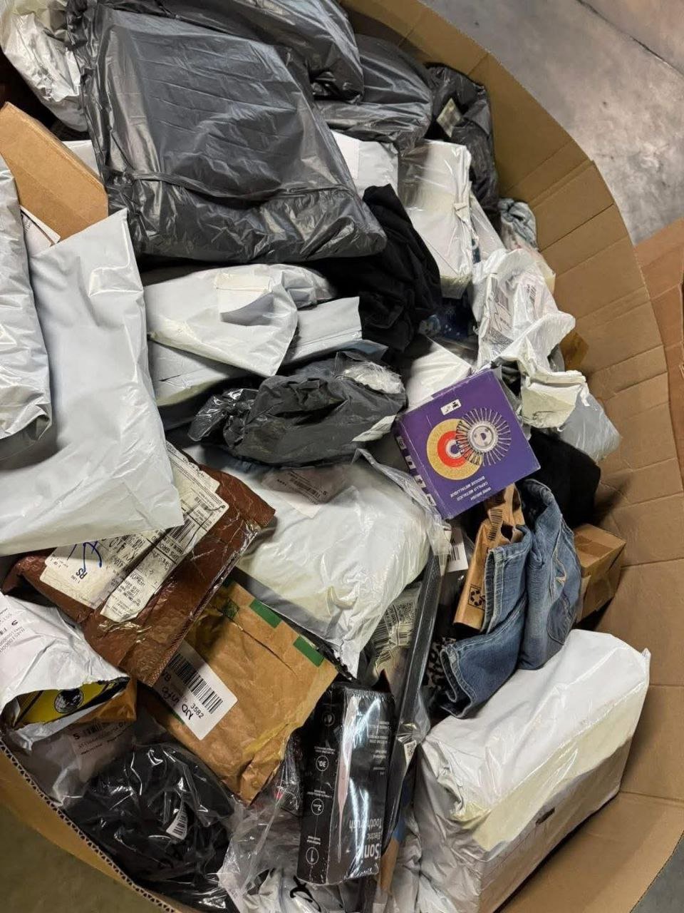 mal7 Fresh Premium Mail Load Liquidation Pallet — mixed condition