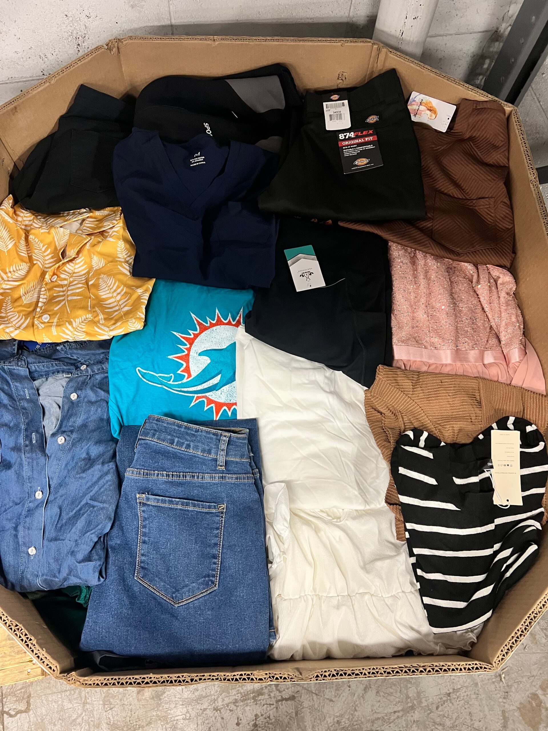 miscellaneous-clothing-26-300pcs-liquidation-wholesale-pallet-miscellaneous-clothing-26-300pcs-liquidation-wholesale-pallet-liquidationdeals-ca-1243970490 Miscellaneous Clothing – 300pcs Liquidation Pallet — liquidation pallet photo 2